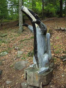 Holzskulptur auf einem Lehrpfad